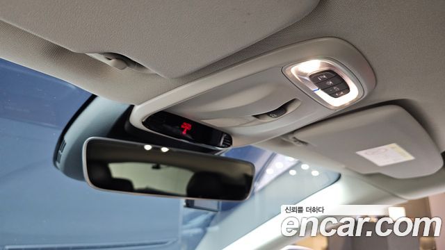 Volvo V40 2019 — photo 24