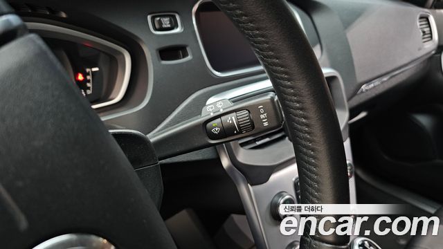 Volvo V40 2019 — photo 25