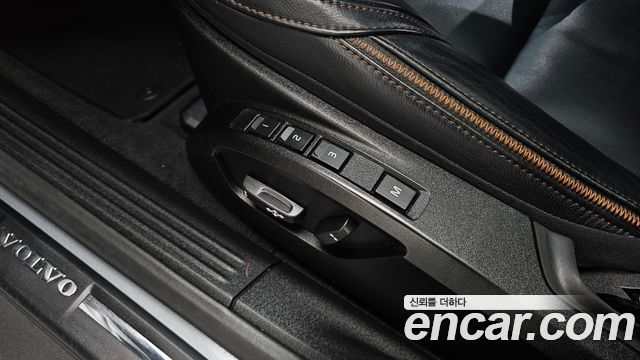 Volvo V40 2019 — photo 26