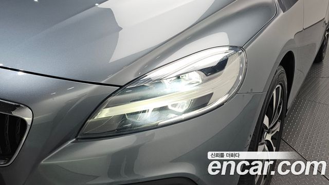 Volvo V40 2019 — photo 8