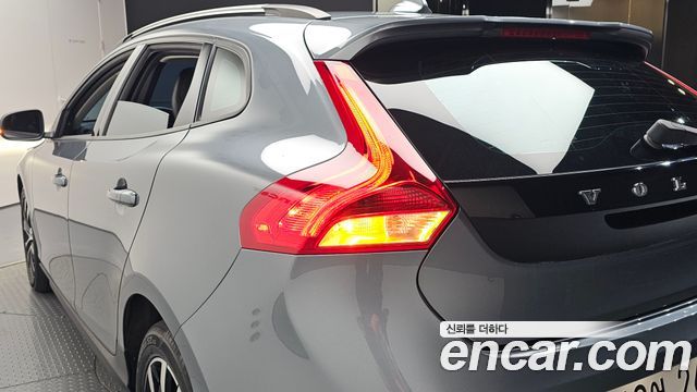 Volvo V40 2019 — photo 9