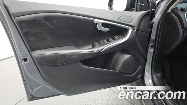 Volvo V40 2019 — photo 14