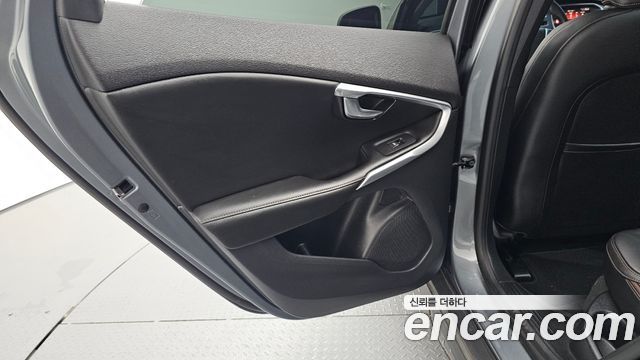 Volvo V40 2019 — photo 15