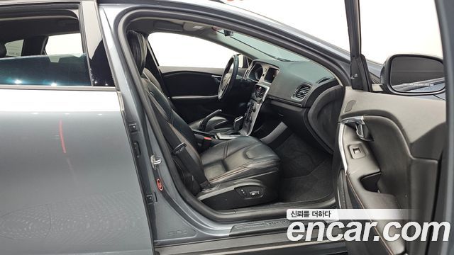 Volvo V40 2019 — photo 16