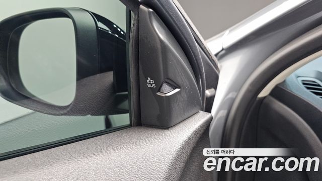 Volvo V40 2019 — photo 27