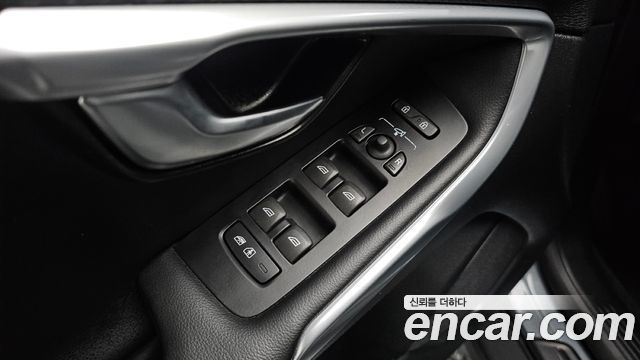 Volvo V40 2019 — photo 29