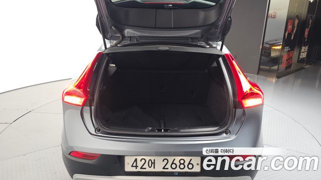 Volvo V40 2019 — photo 30