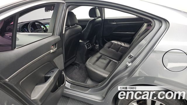 Hyundai AVANTE 2016 — photo 18