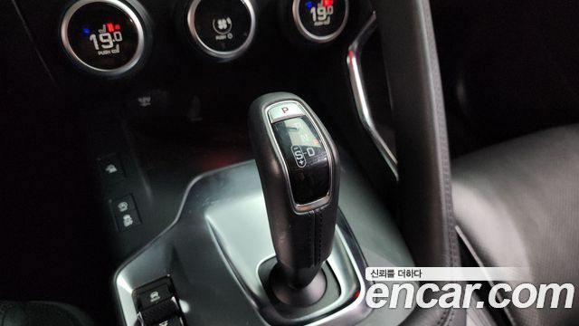 Jaguar E-PACE 2019 — photo 12
