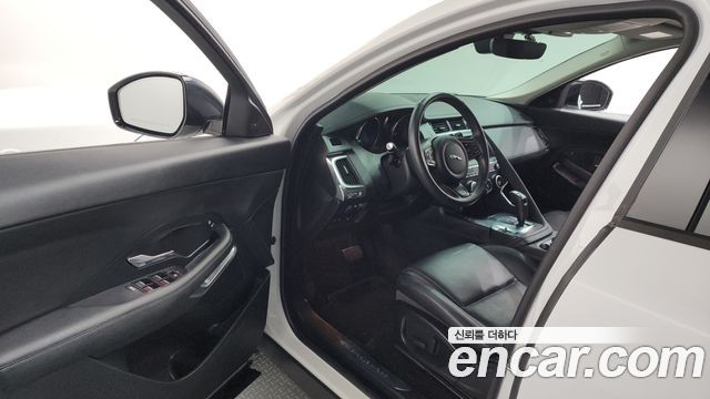Jaguar E-PACE 2019 — photo 13