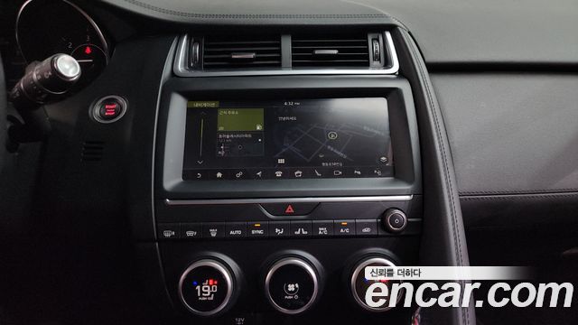 Jaguar E-PACE 2019 — photo 18