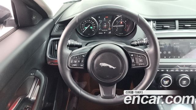 Jaguar E-PACE 2019 — photo 19