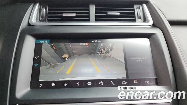 Jaguar E-PACE 2019 — photo 20