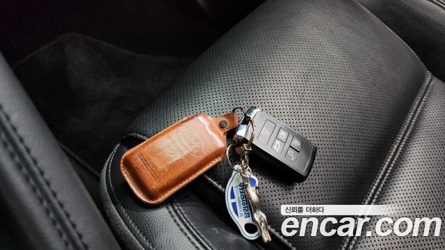 Jaguar E-PACE 2019 — photo 21
