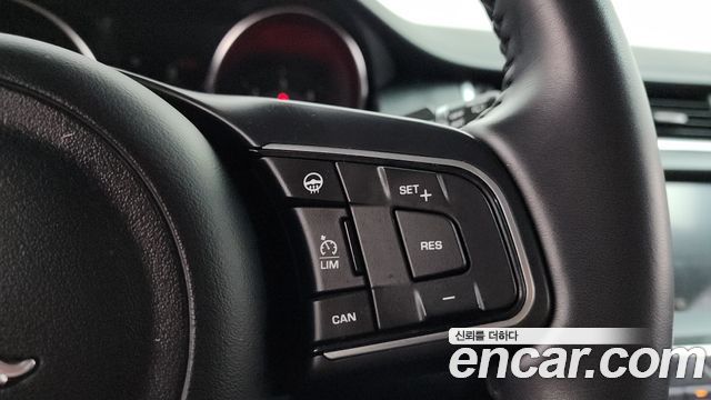 Jaguar E-PACE 2019 — photo 22