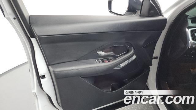 Jaguar E-PACE 2019 — photo 14