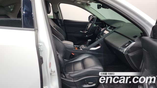 Jaguar E-PACE 2019 — photo 16