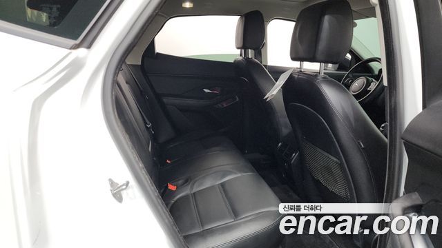 Jaguar E-PACE 2019 — photo 27
