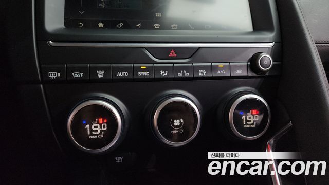 Jaguar E-PACE 2019 — photo 30