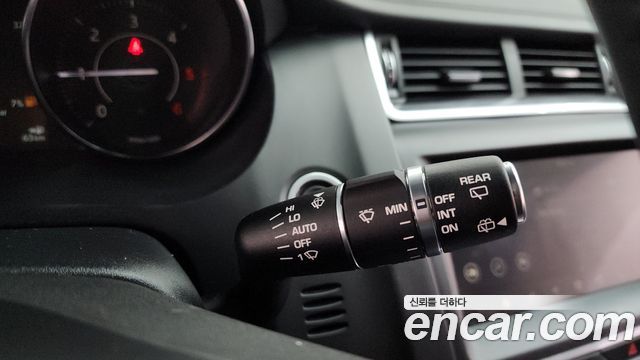 Jaguar E-PACE 2019 — photo 33
