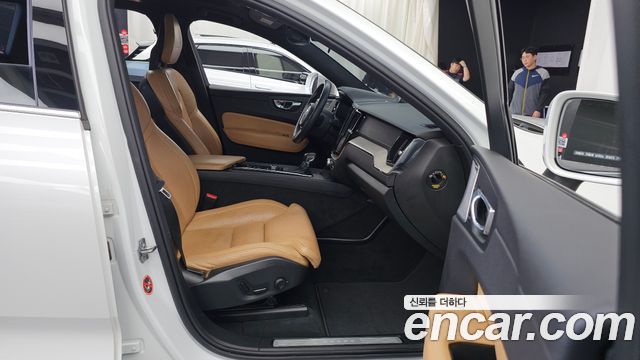 Volvo XC60 2018 — photo 11