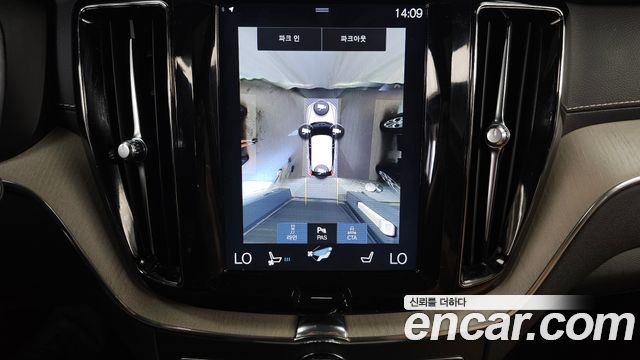 Volvo XC60 2018 — photo 15
