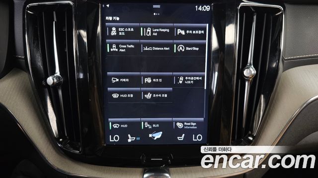 Volvo XC60 2018 — photo 16