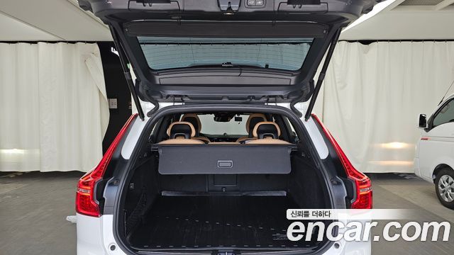 Volvo XC60 2018 — photo 20