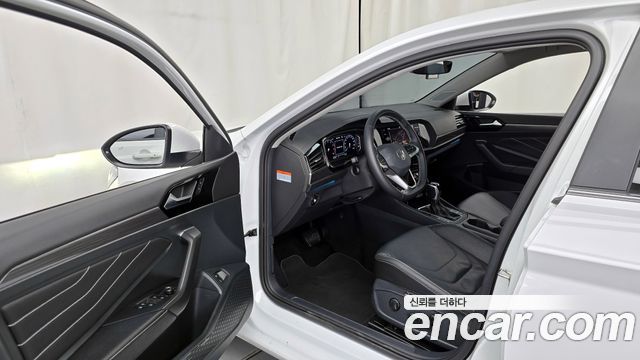 Volkswagen Jetta 2023 — photo 10