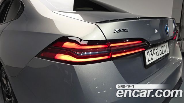 BMW 5-Series 2025 — photo 9
