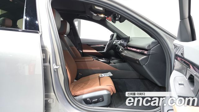 BMW 5-Series 2025 — photo 16