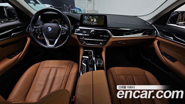 BMW 5-Series 2018 — photo 10