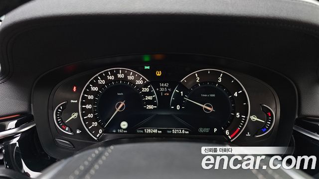BMW 5-Series 2018 — photo 11