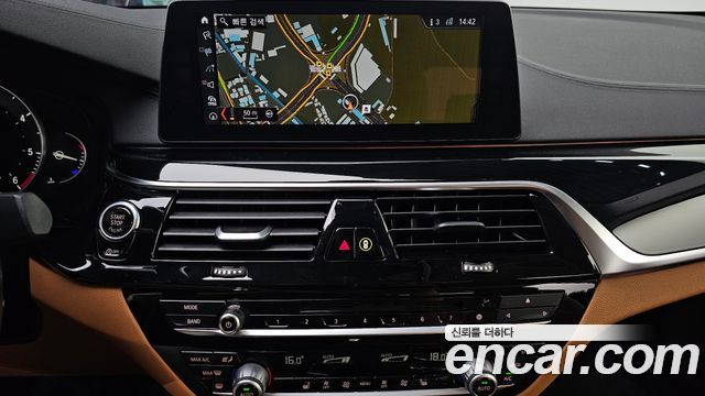 BMW 5-Series 2018 — photo 20