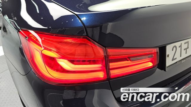 BMW 5-Series 2018 — photo 9