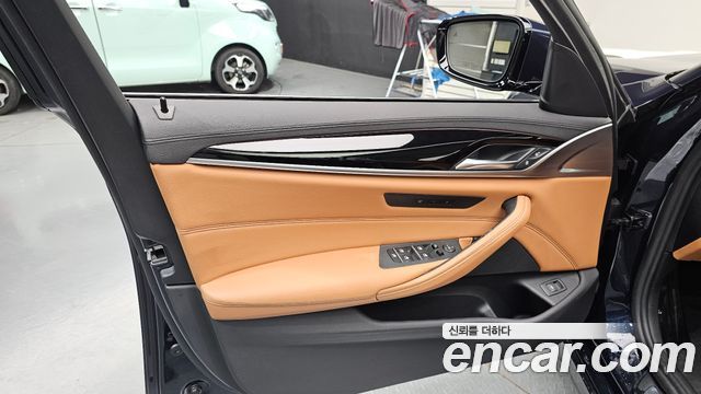 BMW 5-Series 2018 — photo 14
