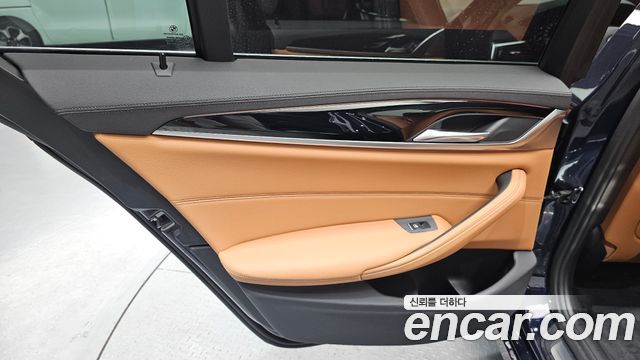 BMW 5-Series 2018 — photo 15