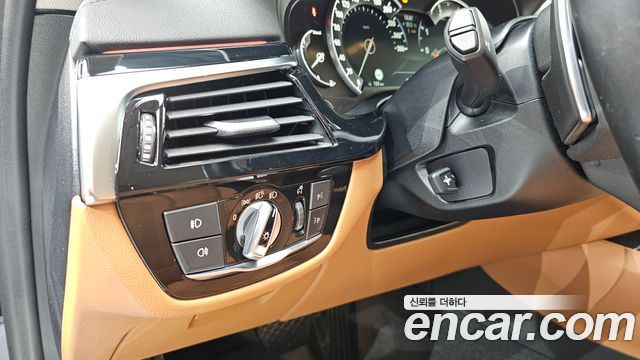 BMW 5-Series 2018 — photo 27