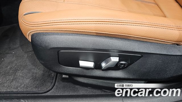 BMW 5-Series 2018 — photo 28