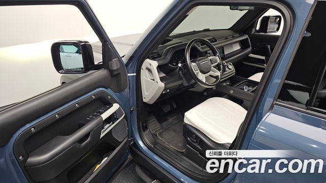 Land Rover Defender 2022 — photo 13