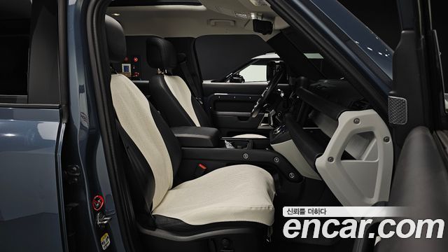 Land Rover Defender 2022 — photo 17