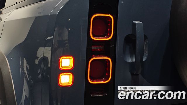 Land Rover Defender 2022 — photo 9