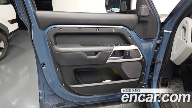 Land Rover Defender 2022 — photo 14