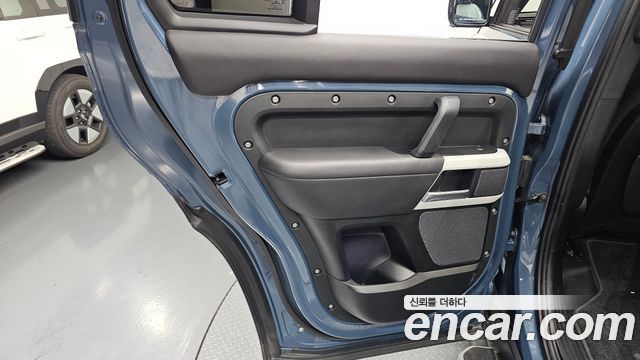 Land Rover Defender 2022 — photo 15