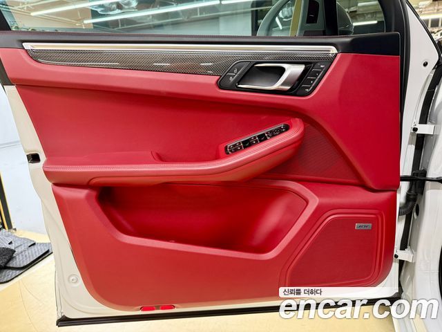 Porsche Macan 2020 — photo 14