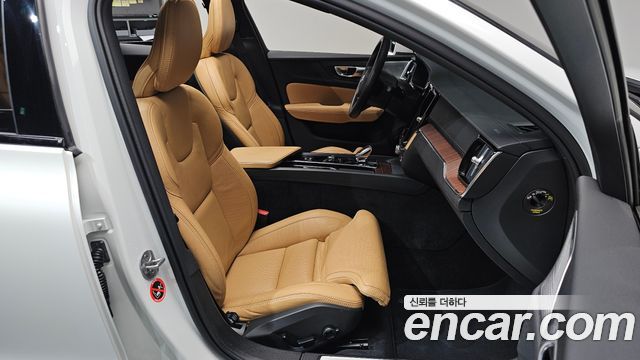 Volvo V60 2025 — photo 16