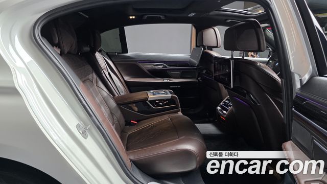 BMW 7-Series 2017 — photo 11