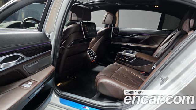 BMW 7-Series 2017 — photo 12