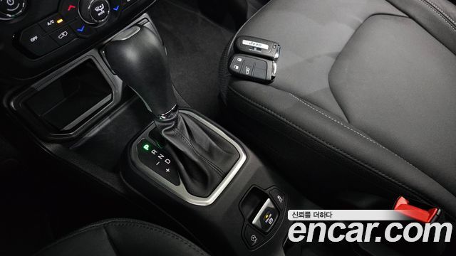 Jeep Renegade 2023 — photo 12