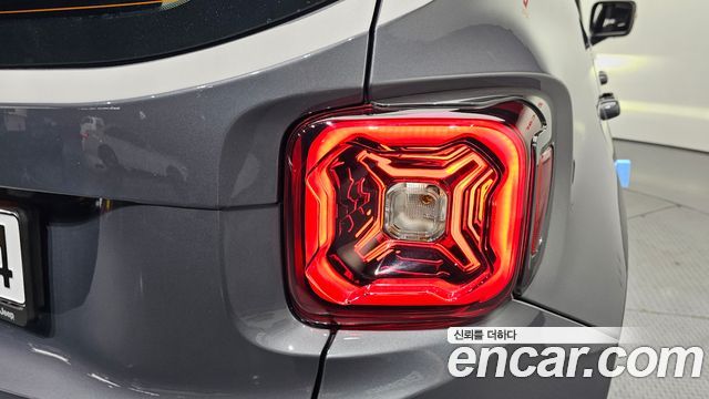 Jeep Renegade 2023 — photo 9